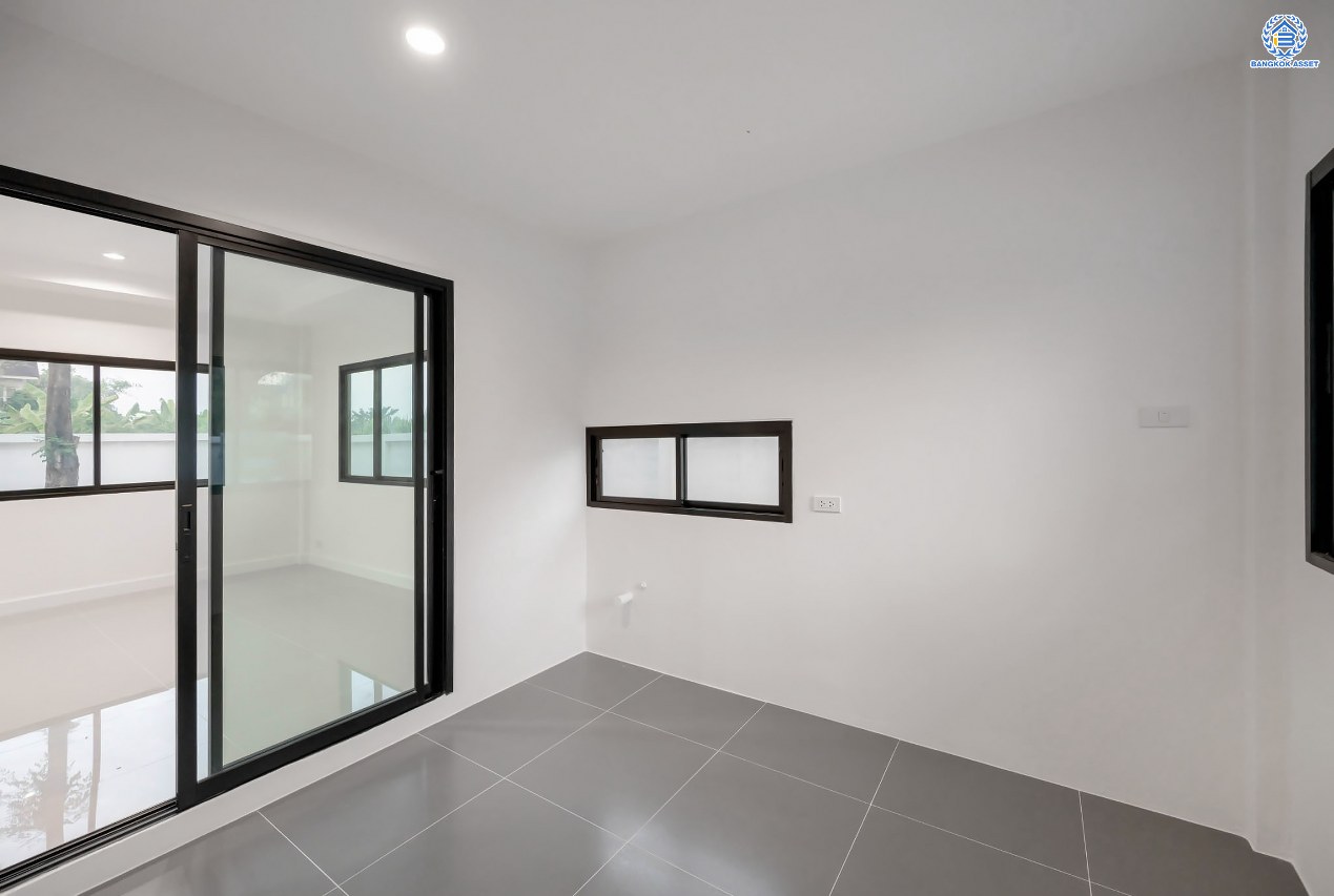 บ้านมือสองตกแต่งใหม่ โครงการ กฤษดานคร20 ปิ่นเกล้า-ติดถนนบรมราชชนนี เนื้อที่ 86 ตร.ว. บ้านเดี่ยวหลังใหญ่ พร้อมฟังก์ชัน 3 ห้องนอน 3 ห้องน้ำ 1 ห้องห้องอเนกประสงค์ จอดรถได้ 2 คัน บนทำเลเชื่อมต่อเมืองอย่างรวดเร็ว ใกล้ทางคู่ขนานลอยฟ้าบรมราชชนนี ทางด่วน "กาญจนาภิเษก" ม.มหิดล และเซ็นทรัลปิ่นเกล้า